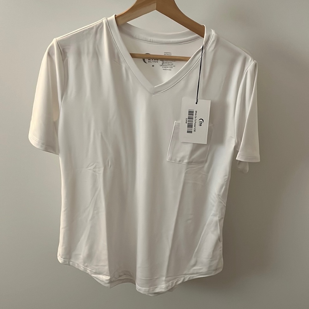 ZYIA Active White Go To Pocket V-Neck NWT
